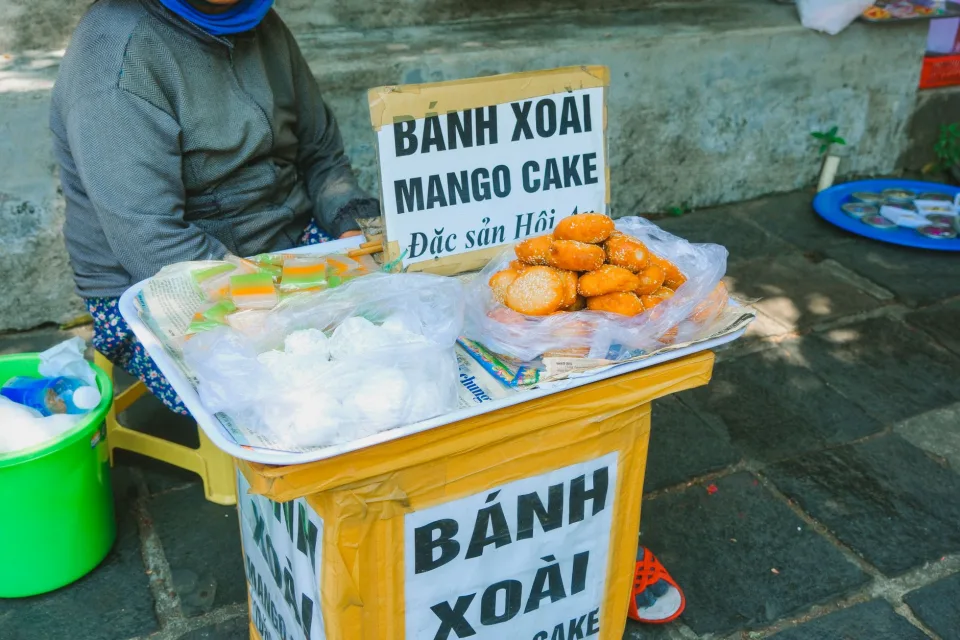Nhân viên bưng món tận bàn